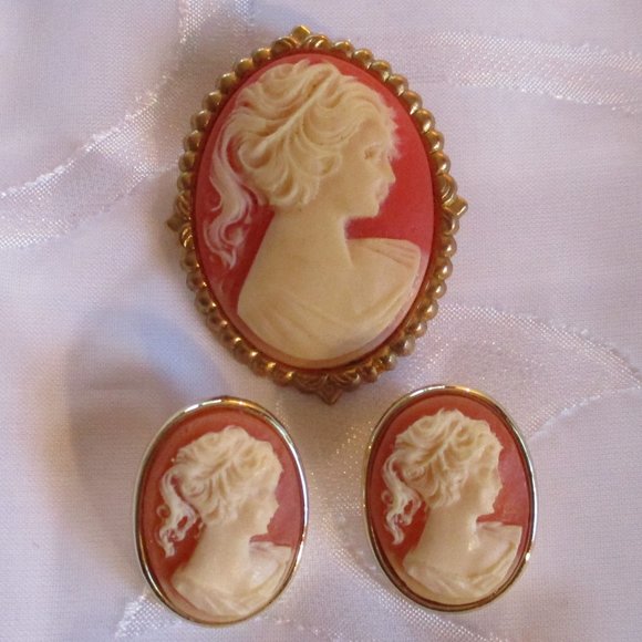 CAMEO PIN AND EARRINGS NWT - Picture 7 of 7